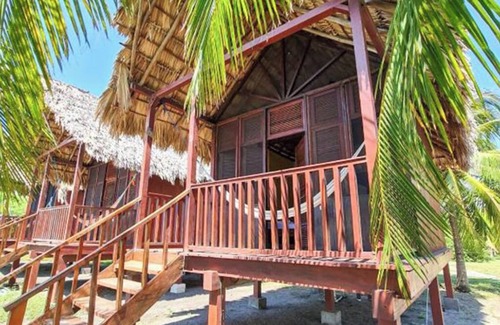 Poneloya Casa | Bungalow frente a la playa: vistas al mar, jardín y montaña