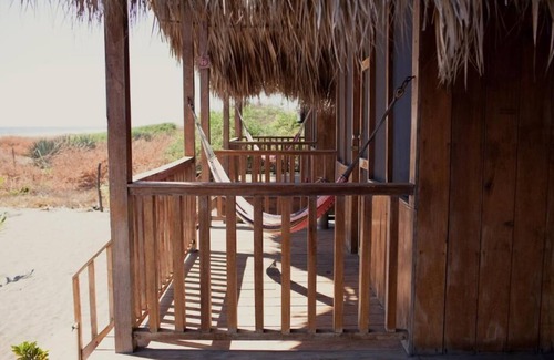 Poneloya Casa | Bungalow frente a la playa: vistas al mar, jardín y montaña
