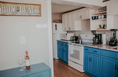 Salisbury Casa | Beachfront Bungalow: beachyard, close to boardwalk