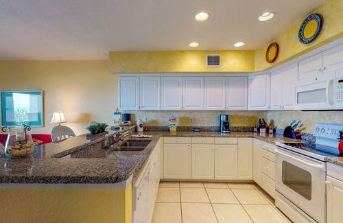 Independence Square Condominio | ¡NUEVO LISTADO! Admiten perros, condominio frente al mar con piscina compartida y jacuzzi