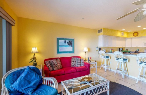 Independence Square Condominio | ¡NUEVO LISTADO! Admiten perros, condominio frente al mar con piscina compartida y jacuzzi