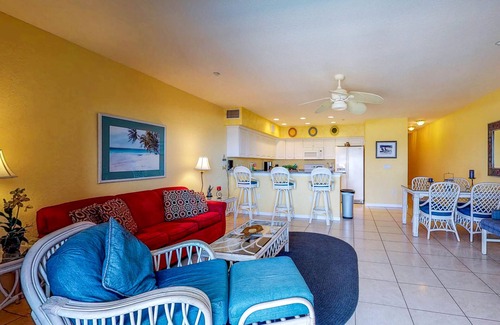 Independence Square Condominio | ¡NUEVO LISTADO! Admiten perros, condominio frente al mar con piscina compartida y jacuzzi