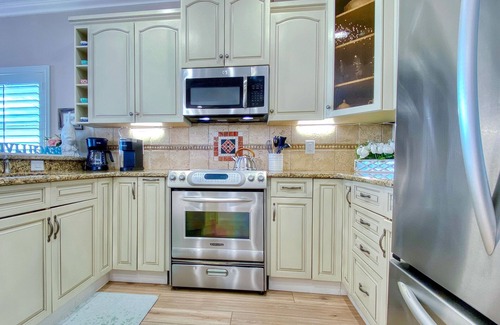 Independence Square Condominio | Beachfront condo with WiFi, EV chargers, AC - one dog welcome