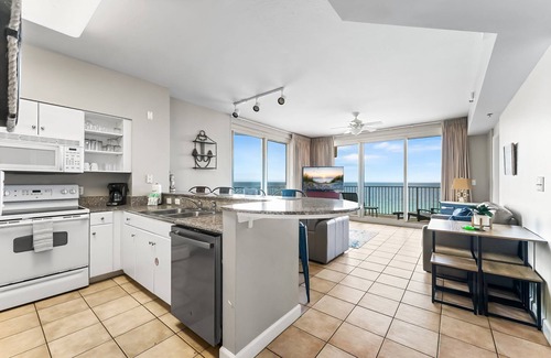 Panama City Beach Condominio | Beachfront condo, Corner balcony. All the Views ~ HUGE Pool, Hot tub!