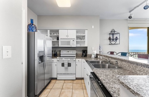 Panama City Beach Condominio | Beachfront condo, Corner balcony. All the Views ~ HUGE Pool, Hot tub!