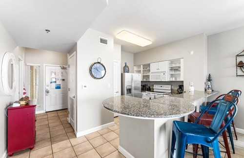 Panama City Beach Condominio | Beachfront condo, Corner balcony. All the Views ~ HUGE Pool, Hot tub!