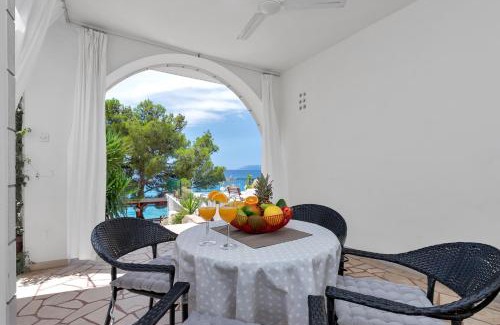 Tucepi Apartamento | Beachfront Comfort Apartment NIVES