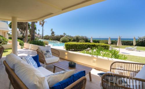 Nikki Beach Apartamento | Beachfront complex Neptuno III , sea views, pool and garden,Elviria