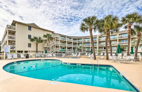 North Forest Beach Apartamento | Beachfront Condo with Pool Access in Hilton Head!