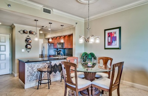Four Mile Village Condominio | Beachfront condo beautiful views.