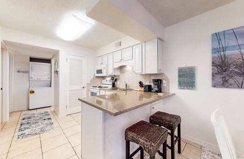 Gulf Shores Condominio | Beachfront condo with pool, hot tub, beach access & full kitchen