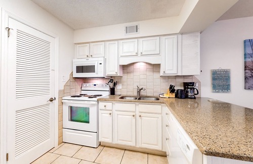 Gulf Shores Condominio | Beachfront condo with pool, hot tub, beach access & full kitchen