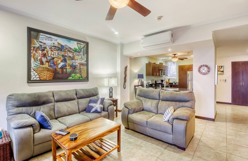 Barrio Los Villalobos Apartamento | Condominio frente al mar con acceso a la piscina compartida, un amplio balcón y vista al mar.