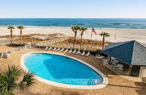 Orange Beach Condominio | Beachfront corner condo with pools, a hot tub, tennis, & sauna