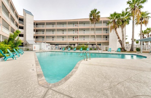 North Beach Apartamento | Beachfront Corpus Christi Condo with Pool Access!