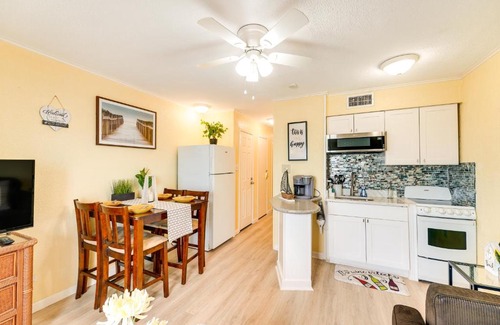 North Beach Apartamento | Beachfront Corpus Christi Condo with Pool Access!