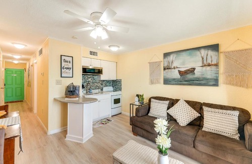 North Beach Apartamento | Beachfront Corpus Christi Condo with Pool Access!
