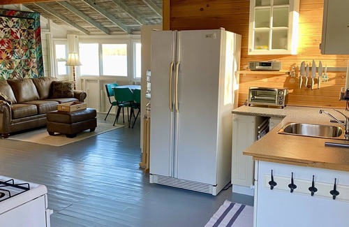 Tweed Cabaña | Beachfront cottage on Stoco Lake Tweed