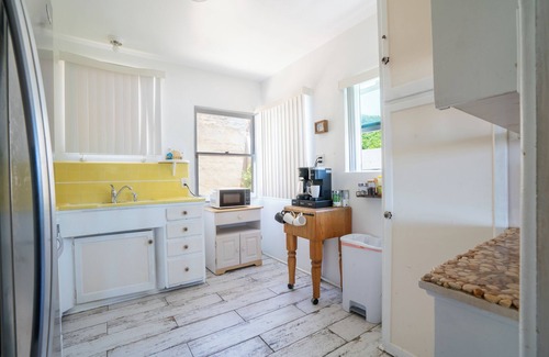 Townsite Cabaña | BEACHFRONT COTTAGE ON THE WATER TWO BEDROOM ONE BATH UPPER UNIT