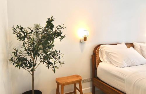 Ban Bang Saen Apartamento | Beachfront Deluxe pool access room one-minute walk to Wonnapha beach FREE DISNEY PLUS