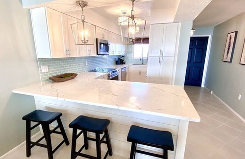 Crescent Beach Condominio | ¡Sueño frente al mar! Artísticamente decorado y completamente remodelado! Servicios Galore!