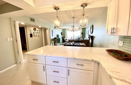 Crescent Beach Condominio | ¡Sueño frente al mar! Artísticamente decorado y completamente remodelado! Servicios Galore!