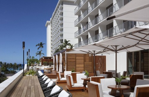 Waikiki Complejo | Beachfront Dream! 2 Pet-friendly Units, 2 On-site Restaurants and Bars, Pool