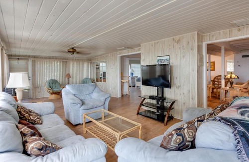 Mid Island Casa | Beachfront Dunes, Sleeps 8, 3 Bedrooms plus Den, Gulf Front, Pet Friendly