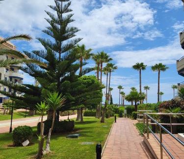 San Luis de Sabinillas Apartamento | Beachfront 3 Bed Apt San Luis De Sabinillas