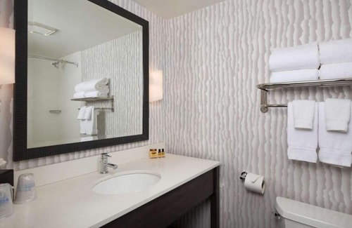 Newport Hotel | Your Newport Retreat! Indoor Swimming Pool, Free Parking, Hillside View!