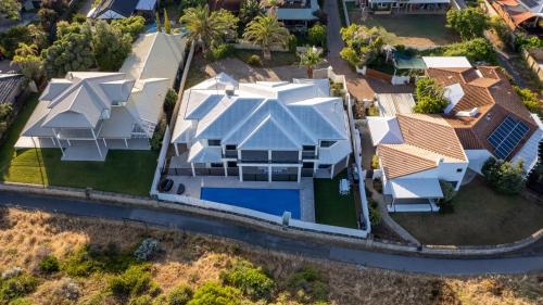 Halls Head Casa | Beachfront Escape Private Pool and Beach Access