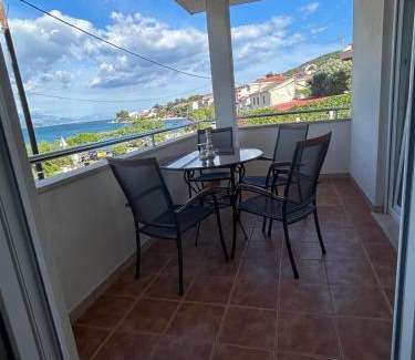 Arbanija Apartamento | Beachfront Family Escape, Ciovo