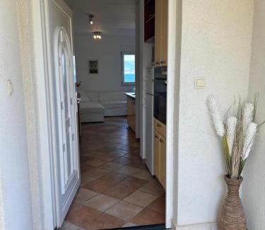 Arbanija Apartamento | Beachfront Family Escape, Ciovo