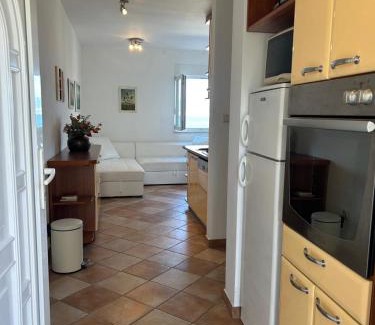 Arbanija Apartamento | Beachfront Family Escape, Ciovo