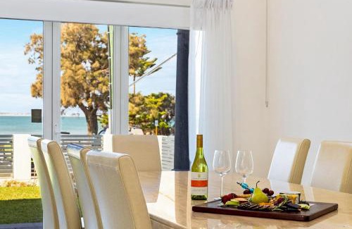 Halls Head Casa | Beachfront Family Favourite Home with Pool & Views
