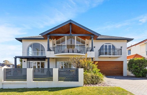 Halls Head Casa | Beachfront Family Favourite Home with Pool & Views