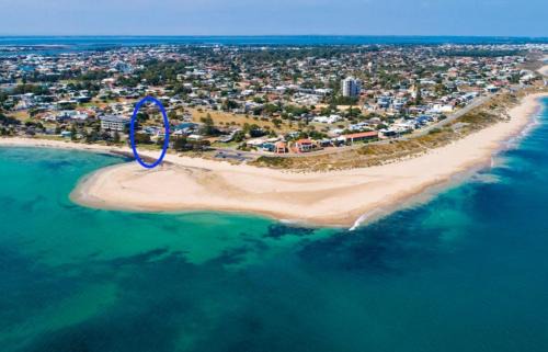 Halls Head Casa | Beachfront Family Favourite Home with Pool & Views