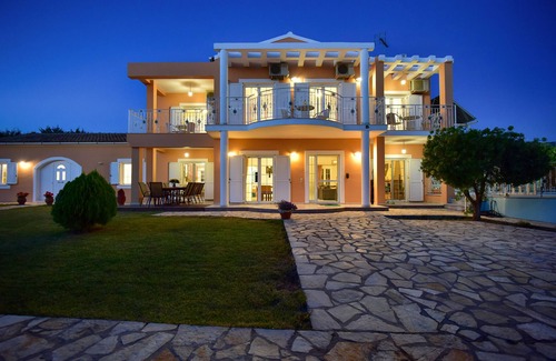 Roda Villa | Villa familiar de lujo frente al mar con tenis privado, piscina, jacuzzi ...