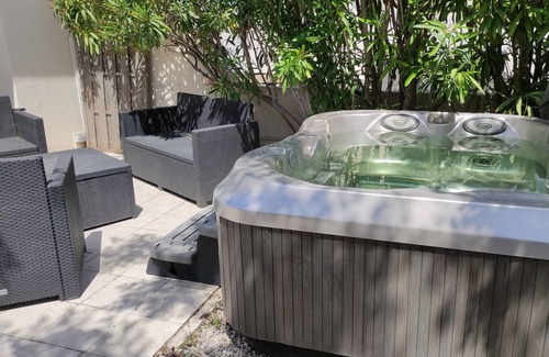 Naturist Village Apartamento | Apartamento en Agde con jacuzzi y jardín, a solo 6 minutos de la playa.