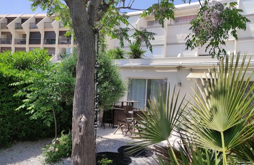 Naturist Village Apartamento | Apartamento en Agde con jacuzzi y jardín, a solo 6 minutos de la playa.