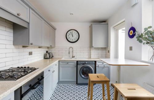 Brighton Casa | Beachfront Getaway 2-Bedroom House with FREE Private Parking & Patio