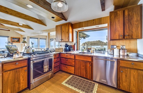 Trinidad Casa | Beachfront home, great for families, ocean access from yard, hot tub