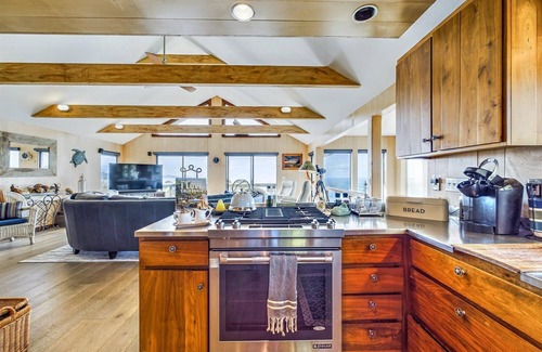 Trinidad Casa | Beachfront home, great for families, ocean access from yard, hot tub