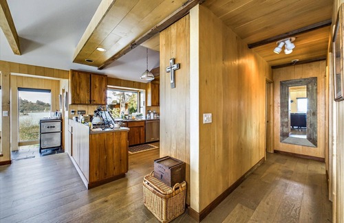 Trinidad Casa | Beachfront home, great for families, ocean access from yard, hot tub