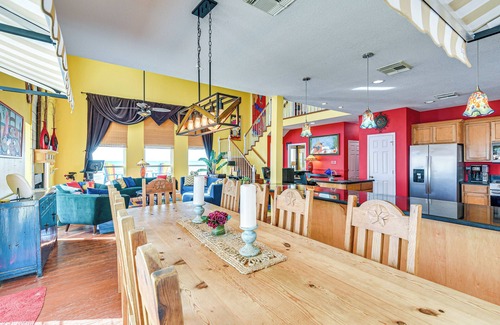 San Luis Casa | Beachfront Home w/ Deck + Views in Freeport!