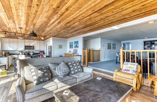Neskowin Casa | Beachfront home with ocean-view hot tub & wood-burning fireplace - dog-friendly