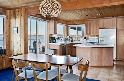 Langley Casa | Beachfront I WhaleWatching I King Bed I Kayak I Paddle board