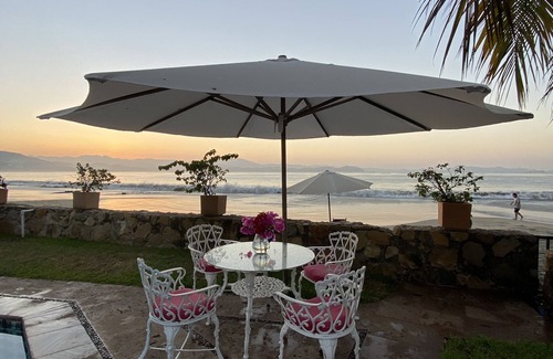 Manzanillo Casa | Frente a la playa Joya directamente en la playa en una urbanización cerrada en el Club Santiago