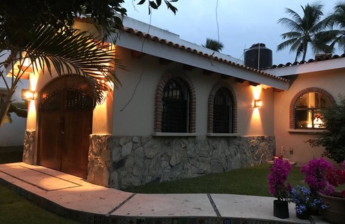 Manzanillo Casa | Frente a la playa Joya directamente en la playa en una urbanización cerrada en el Club Santiago