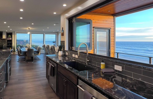 Rockaway Beach Casa | Beachfront Luxury 5 star, Hot Tub, Fire Pit, Spa, Arcade, ♥on the Ocean♥ 4 kings